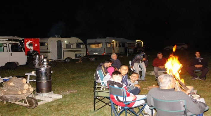 Karavancılar Bilecik’in Kınık Köyü’nde futbol sahasında kamp yaptı