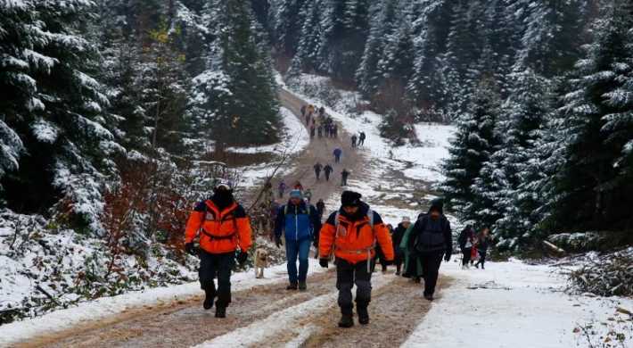 Sakarya’da doğaseverler karlar arasında yürüdü