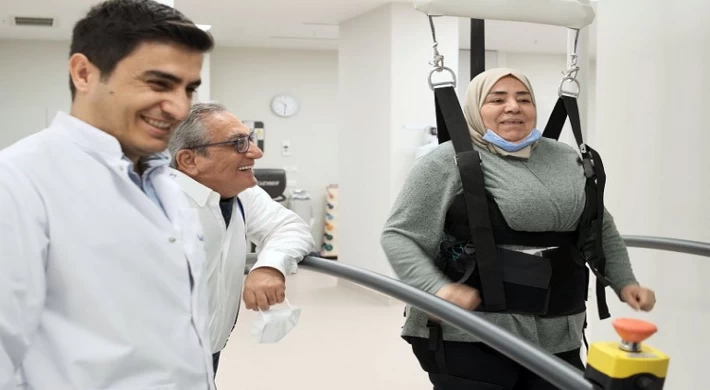 Kuveytli hasta Türkiye’de ’robot’ desteğiyle yeniden doğdu