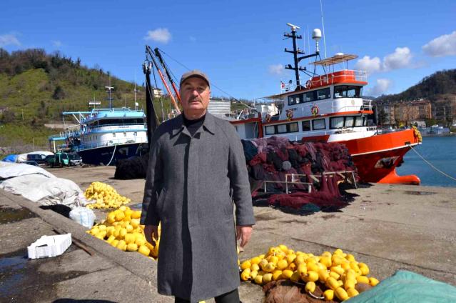 Balıkçılar, av sezonunun bitmesine sayılı günler kala teknelerini limana çekti