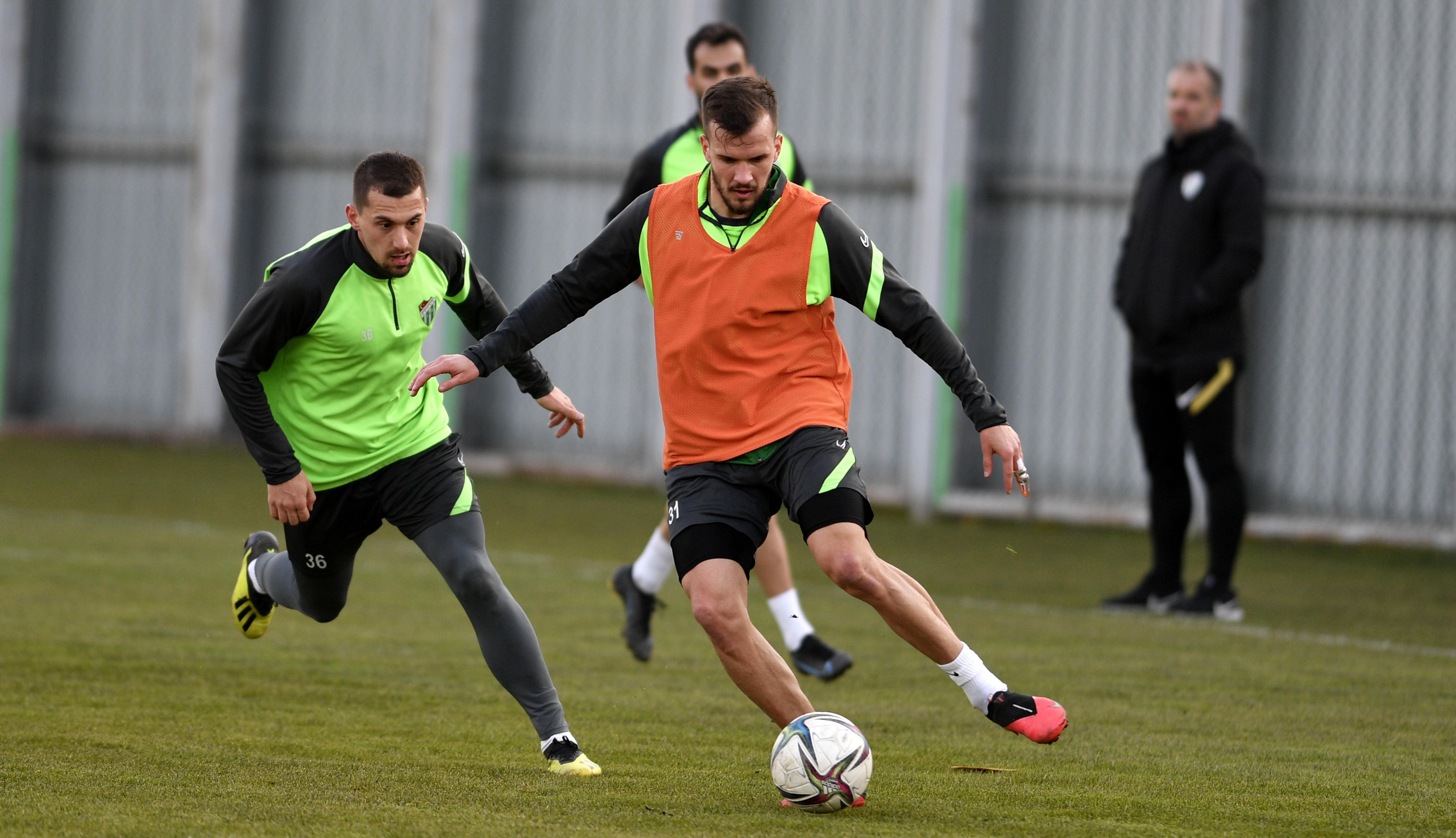 Bursaspor, günü çift antrenmanla tamamladı