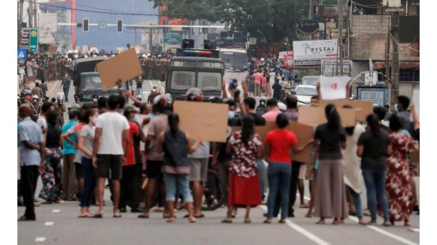 Ekonomik kriz nedeniyle protestoların sürdüğü Sri Lanka'da tüm bakanlar istifa etti