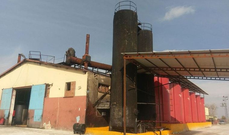 İzmir'de kaçak akaryakıt üretiminde kullanılan 700 litre atık yağ ele geçirildi