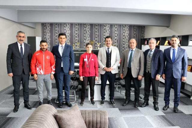Kaymakam Güneş, Güreşte Türkiye 3. Olan Aleyna'ya altın ödülü verdi