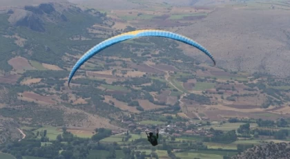 Tokat'ta yamaç paraşütü heyecanı sürüyor