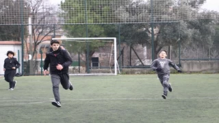 Depremzede çocuklar futbolla moral depoluyor