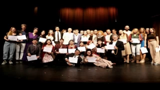 Bursa’da genç tiyatrocular mezuniyet için sahnede