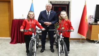 Sakaryalı Balkan şampiyonlarına bisiklet hediyesi