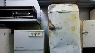 Bardaki eski buzdolabını açan inşaat işçileri, yıllardır buzdolabında duran adamın cesedini buldu
