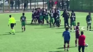 Futbolcular birbirini öldüresiye dövdü! Elazığ'daki maçta 18 kırmızı kart çıktı