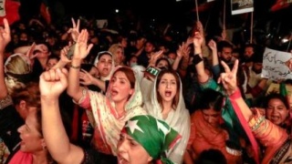 İmran Han: Pakistan'da görevden alınan başbakanın destekçileri protesto gösterileri düzenlendi