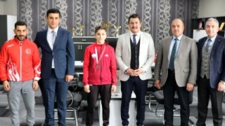 Kaymakam Güneş, Güreşte Türkiye 3. Olan Aleyna'ya altın ödülü verdi