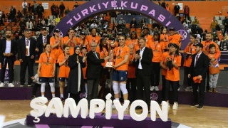 Şampiyon ÇBK Mersin Yenişehir Belediye kupayı kaldırdı